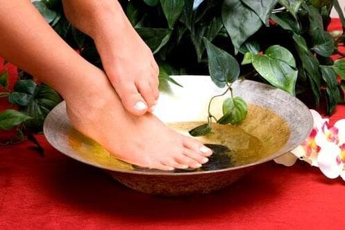 Before applying the antifungal agent, the toenails must be steamed. 