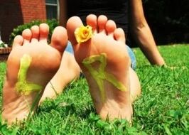 Feet without a fungus with a flower between the fingers